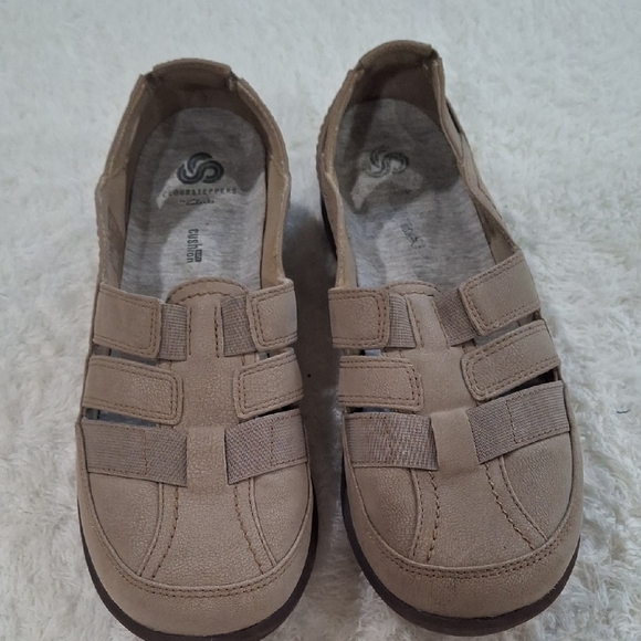 Clarks Tan Cushioned Sandals - Picture 2 of 6